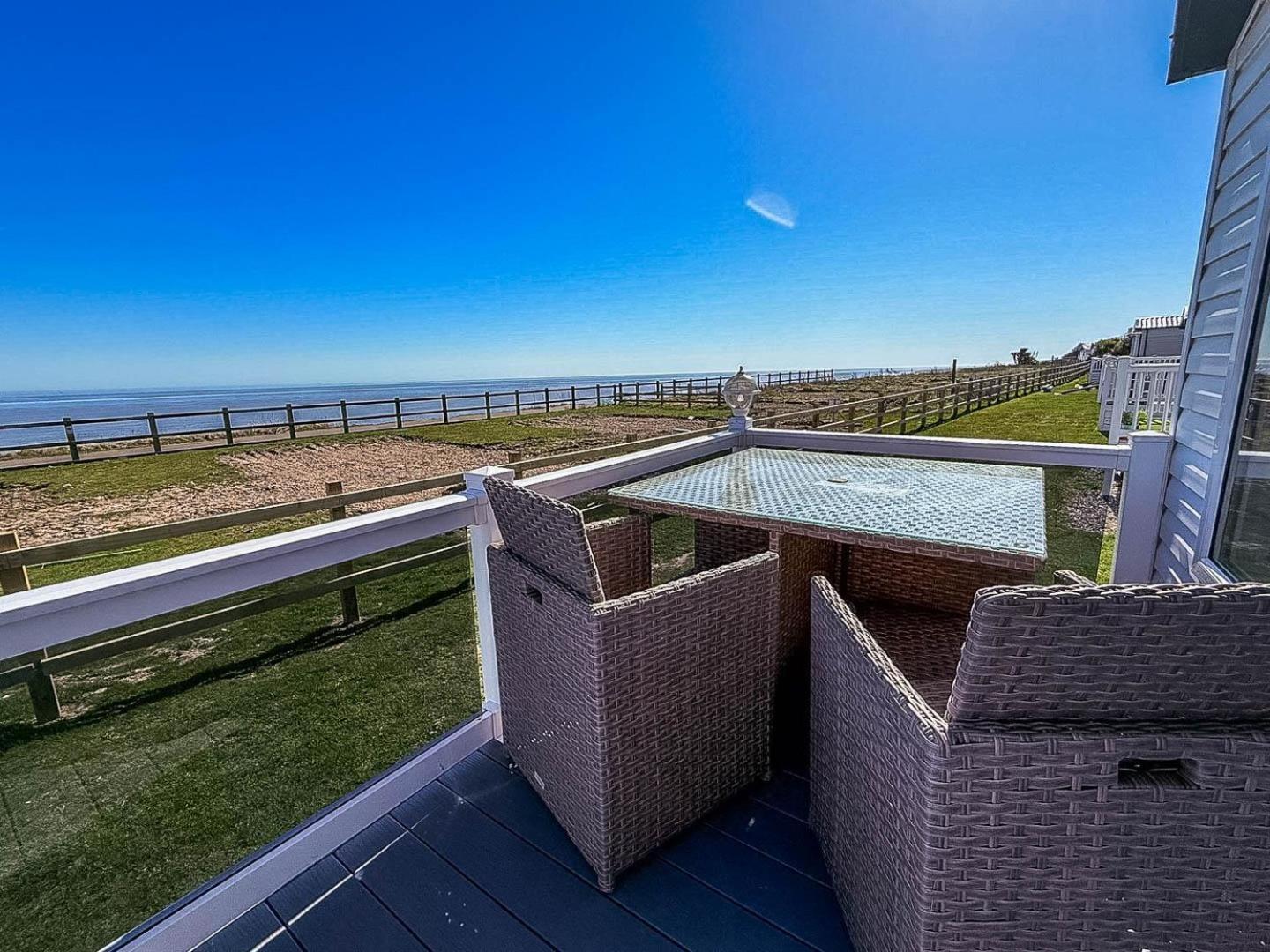 Stunning 6 Berth Lodge With Full Sea Views In Suffolk Ref 68007Cr Лоустофт Екстер'єр фото